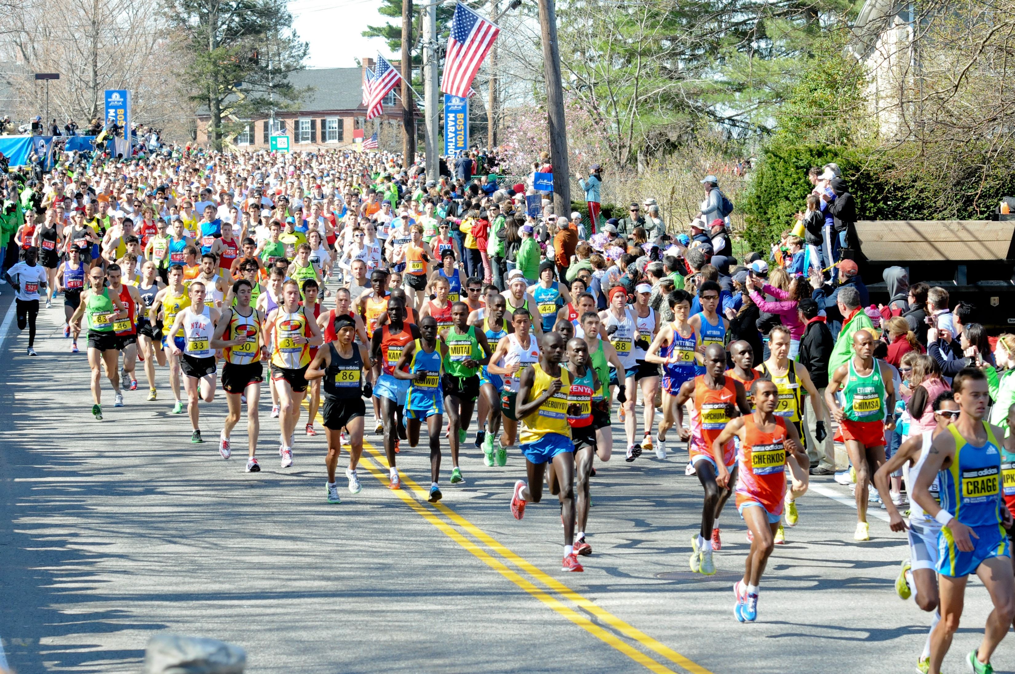 Первые марафонские игры. Бостонский марафон 2022. Марафонский бег. Спортивно массовые мероприятия. Массовый забег марафон.